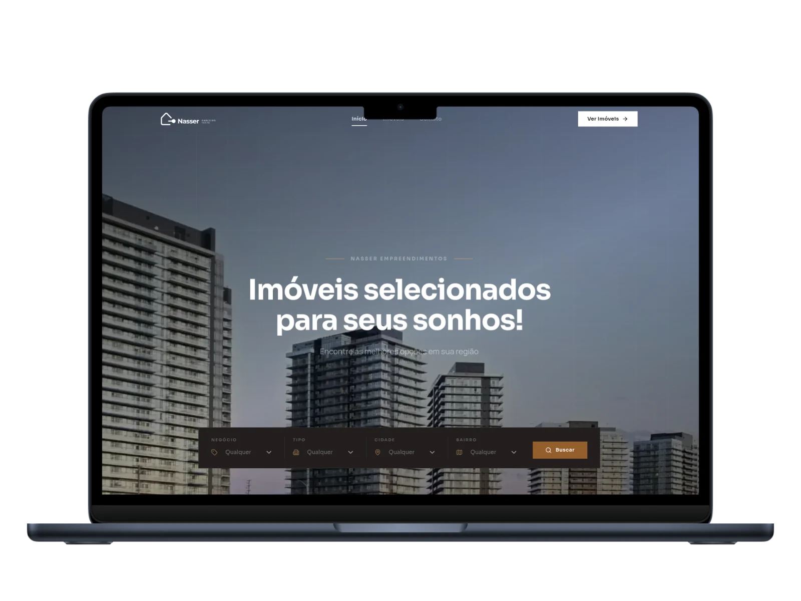 Site de imóveis publicado pelo iaRe Sites aberto num notebook: vitrine com busca por negócio, tipo, cidade e bairro.